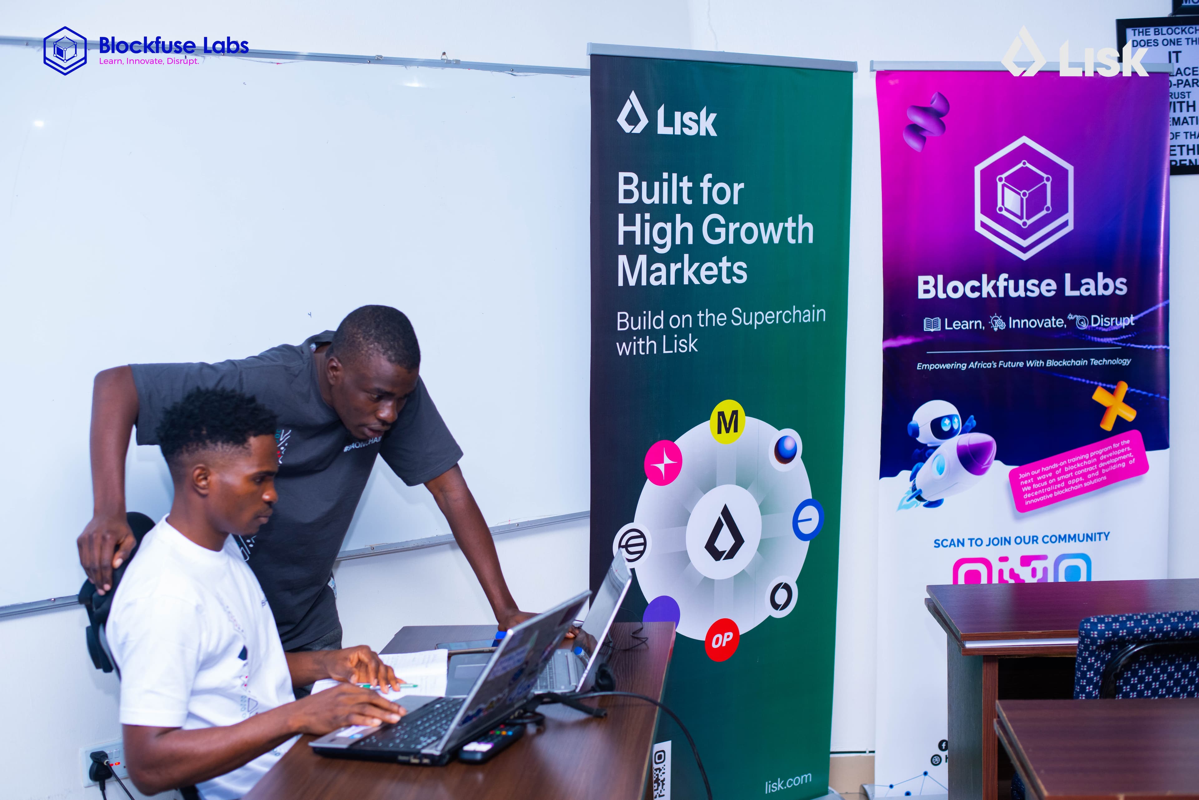 A mentor supporting a builder during a Blockfuse Labs workshop